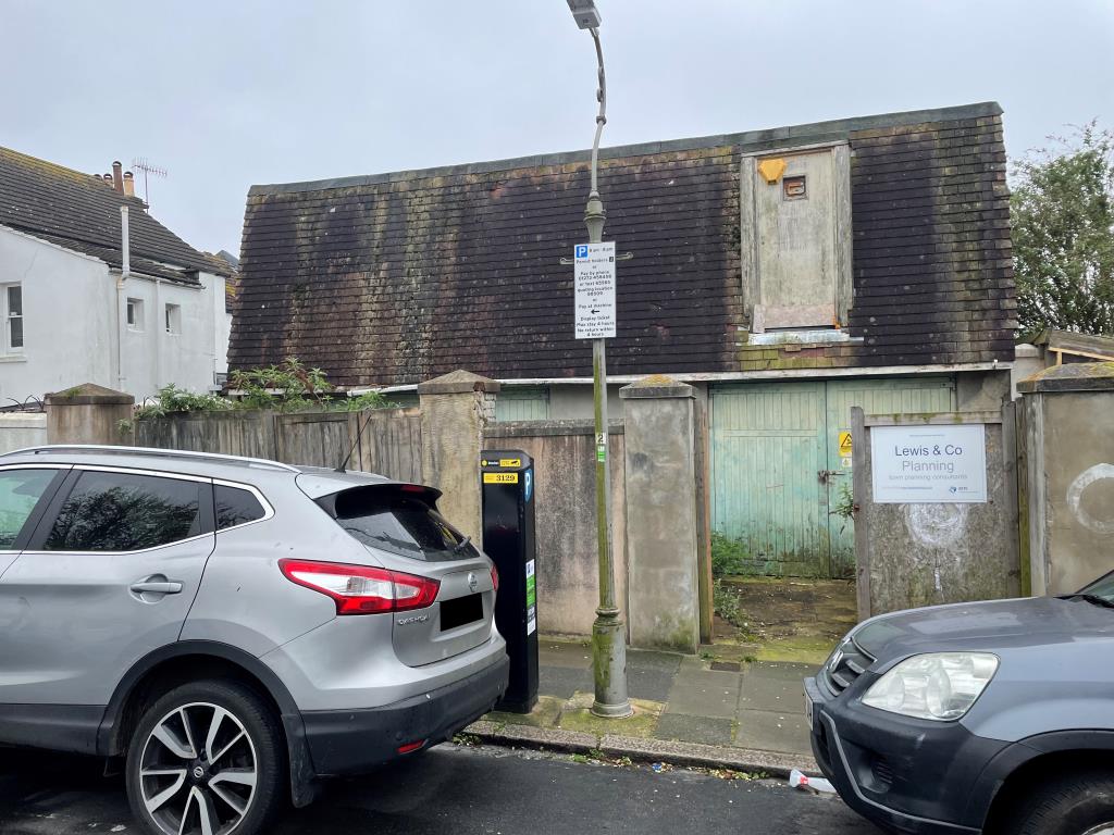 Lot: 79 - DETACHED FORMER COACH HOUSE WITH RESIDENTIAL CONSENT - Front elevation